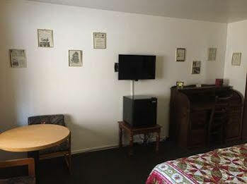 Holiday Motel 2*